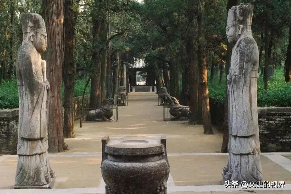 52年毛主席参观孔庙，饶有兴致地考了旁人一题：可知孔子姓什么？