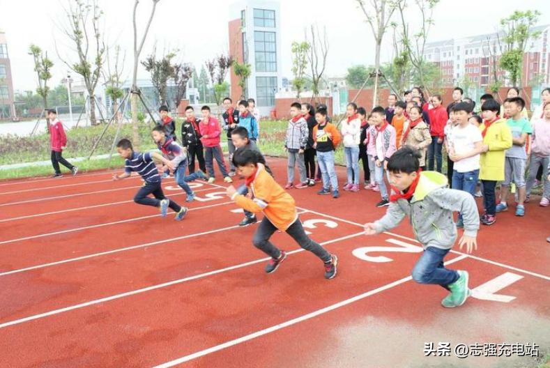 小学修校门，要花1000万？网友：1000万能建一所村小