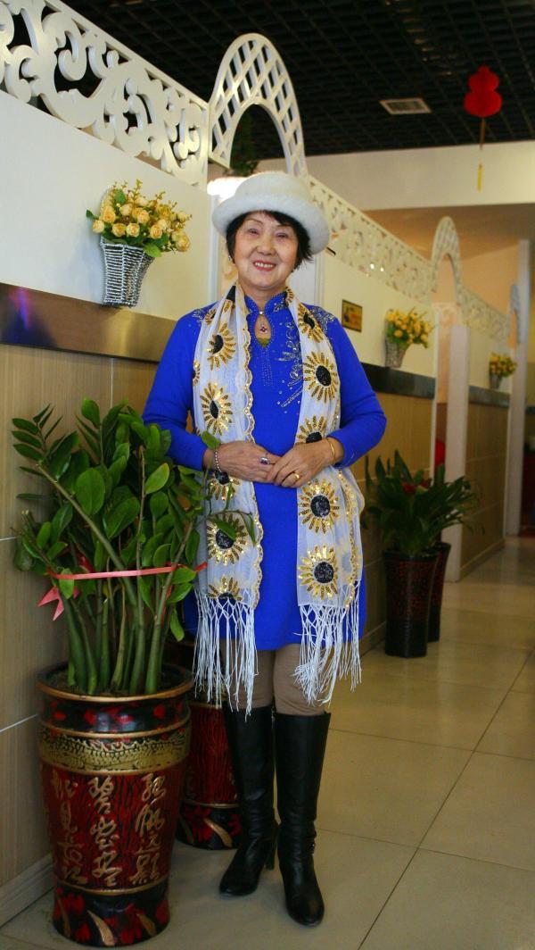 老公娶保姆，独女自杀，坐牢18年出狱后扫厕所，80岁赚千万翻身