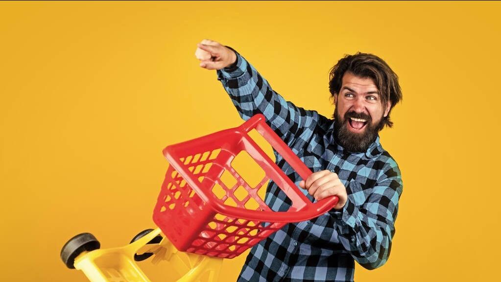 富婆花钱雇的男保姆,花5000雇男保姆对比女保姆