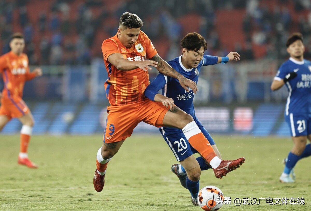 主力中卫全伤“硬扛”卫冕冠军终极4轮较量武汉三镇争冠占优