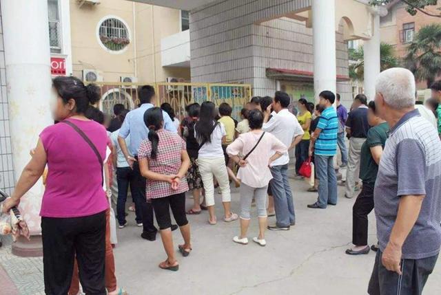 婆婆带着孙子来伺候我坐月子,婆婆过来伺候我儿媳妇坐月子