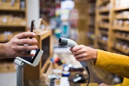 使用现金支付利于哪些公司,使用现金还是手机支付