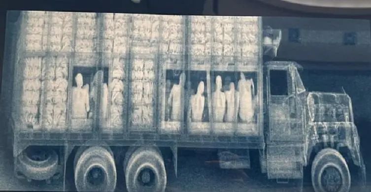 38张照片看世界：黎巴嫩被毁坏的港口，山洞球场