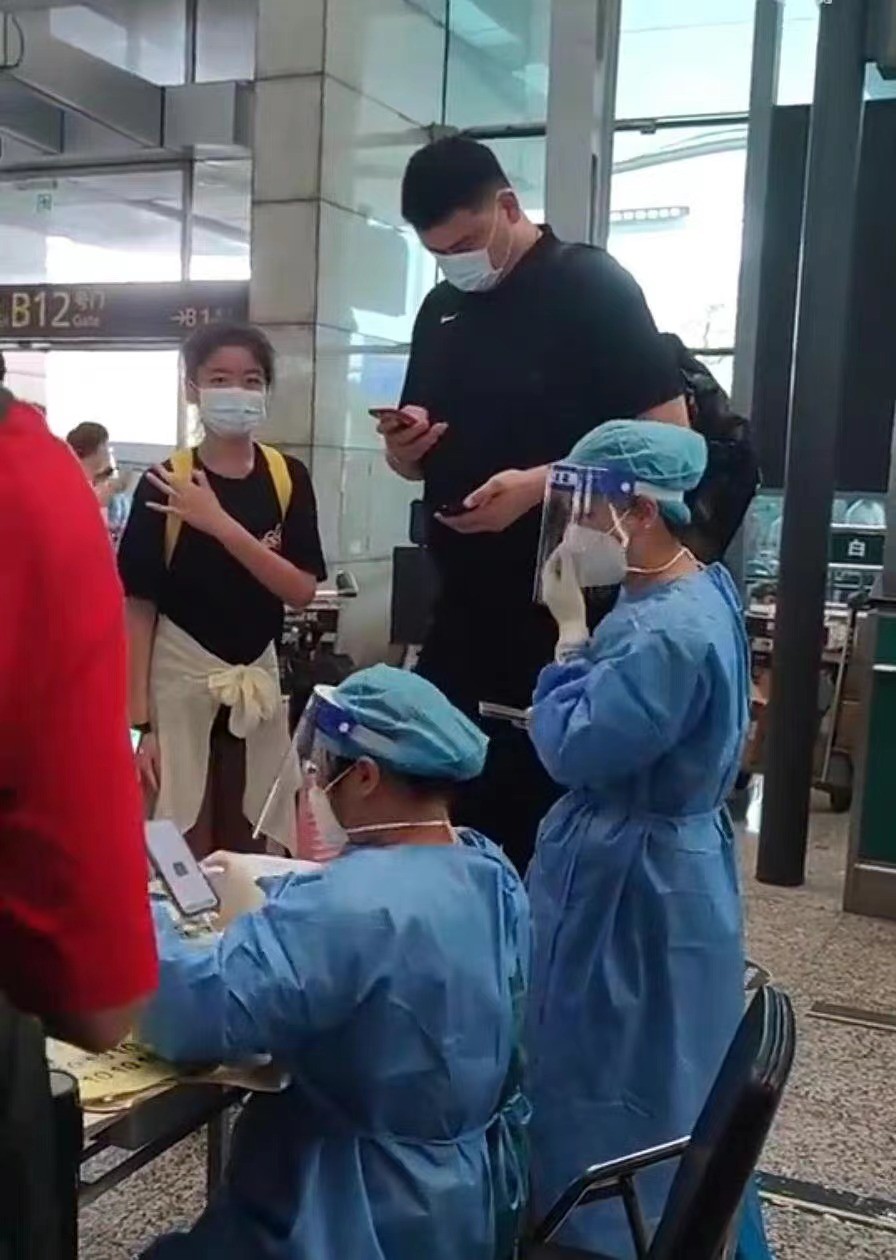 姚明带10岁女儿的合影,姚明携女儿现身机场