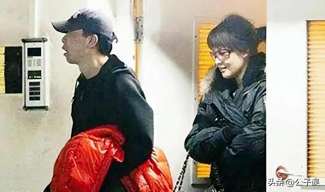 一张和冯小刚的“夜宿门”照片，彻底撕下了沈星的遮羞布