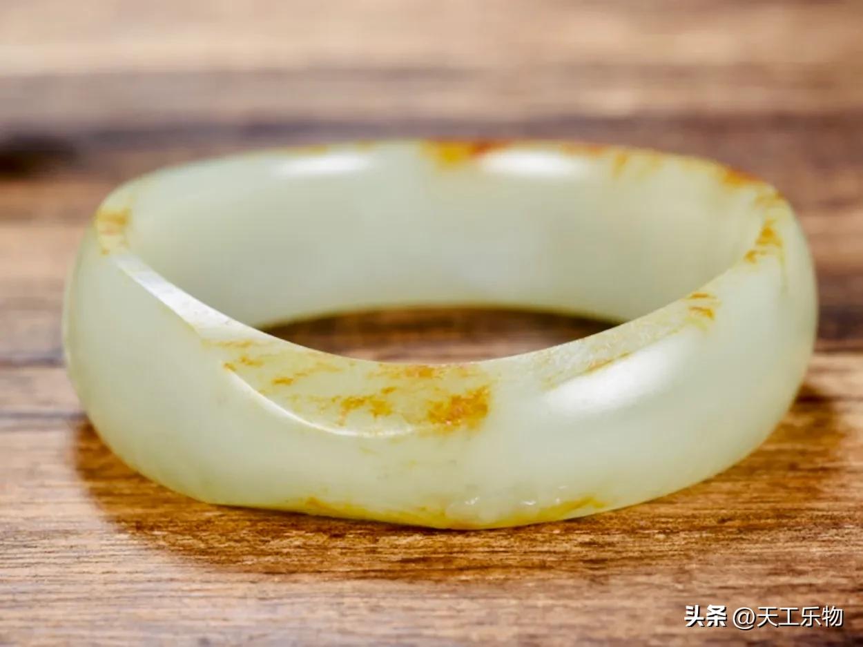 和田玉肉眼看有很多棉的手镯好吗,玉器店有玉手镯卖吗