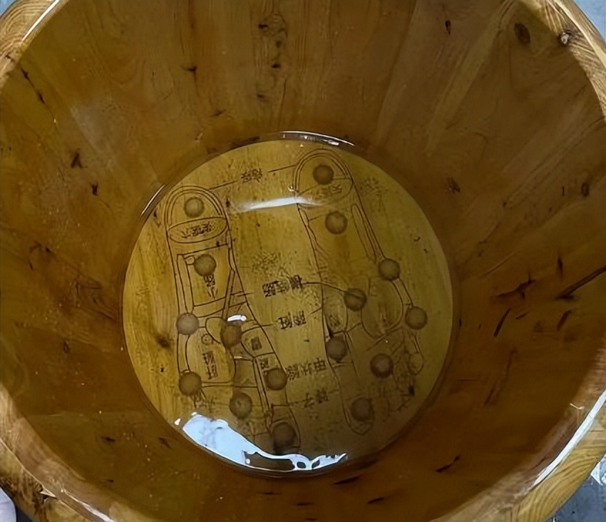 女人睡前用艾叶泡脚好吗,睡前艾叶生姜泡脚