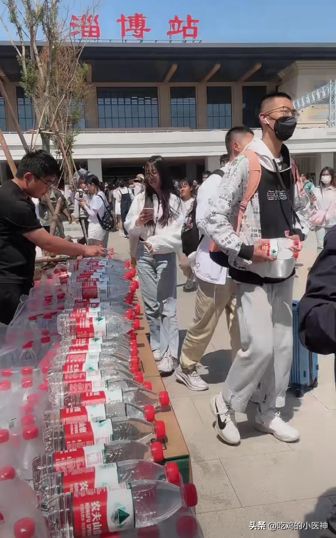 山东小伙免费送水,淄博火车站免费领水是怎么回事