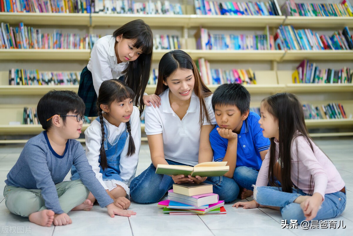 到底如何看待小孩的课外书 (读课外书对孩子的成绩有帮助吗)