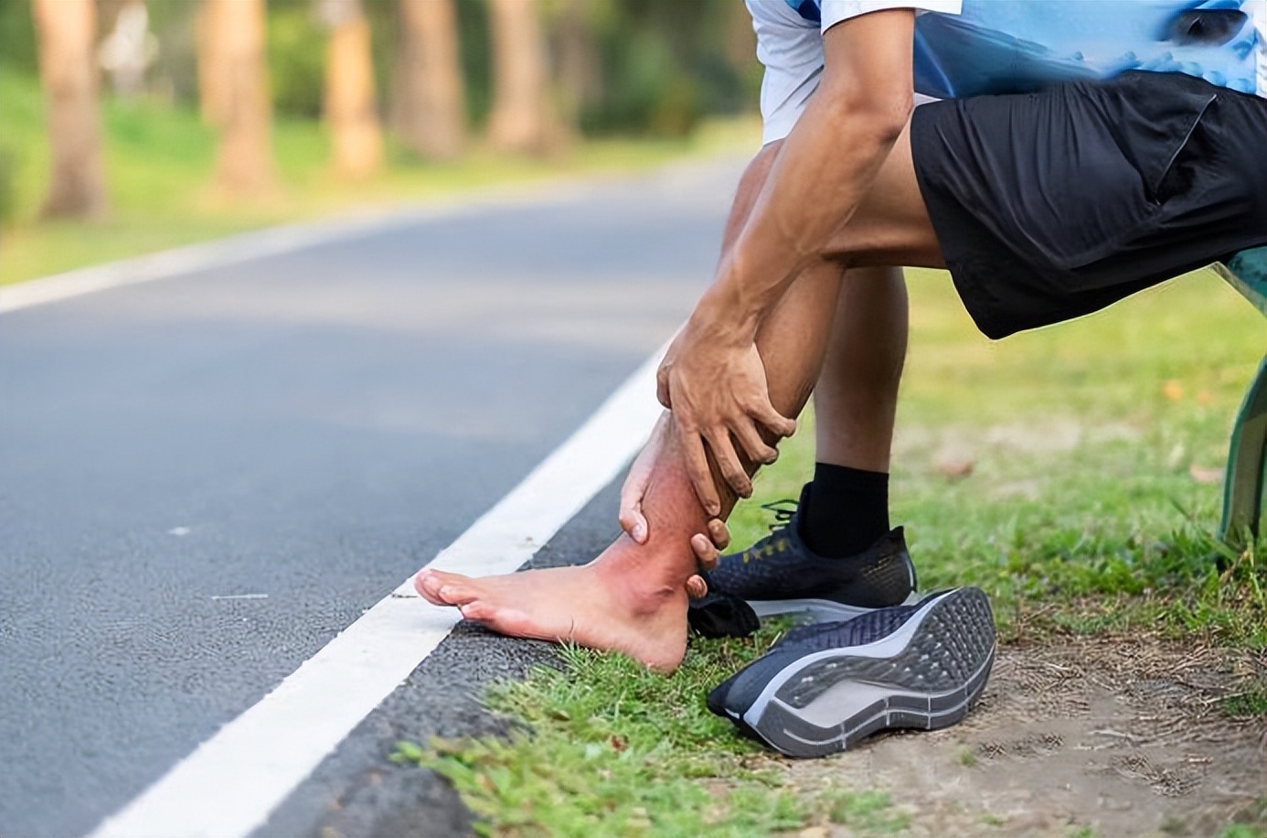 走路脚踝发出清脆响声的原因,脚踝咔咔咔响走路疼痛