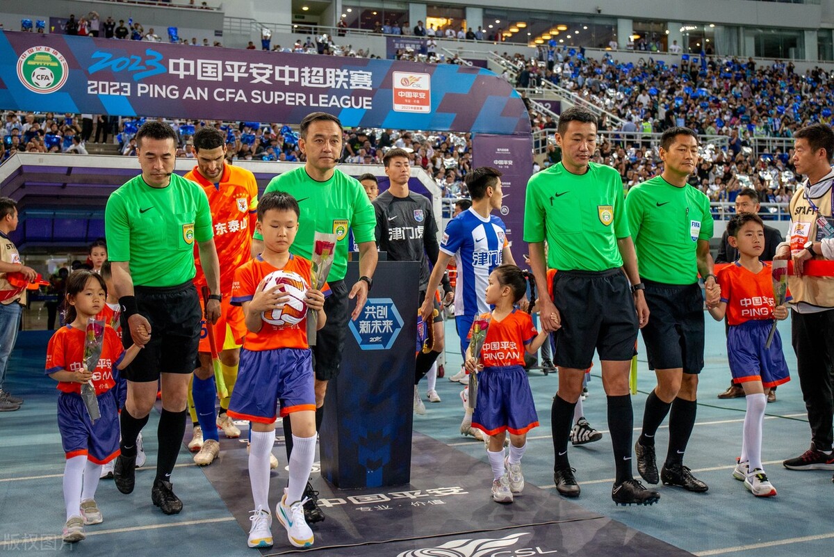 从0-2到3-3，昏哨刘威拖中超后腿，高洪波纵容或酿恶果，该彻查