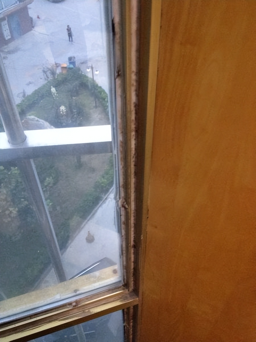 窗户关不严漏风教你一分钟解决,窗户关不严是进冷风还是吹热风