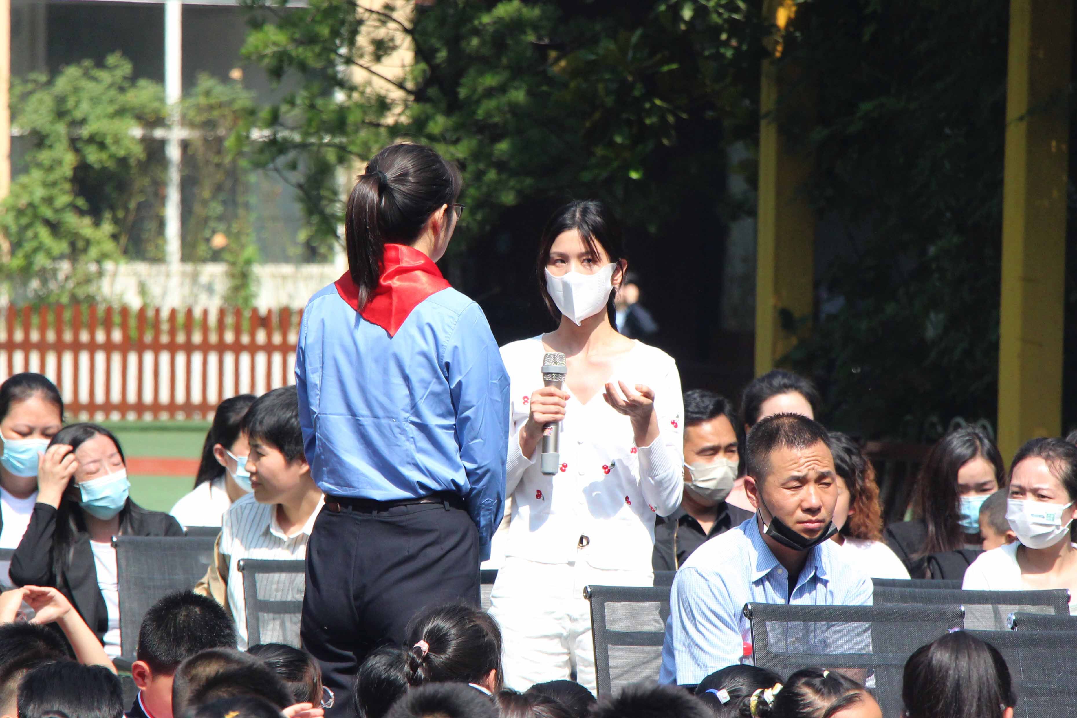 法制宣传进校园争做守法好少年,在阳光下成长少先队员