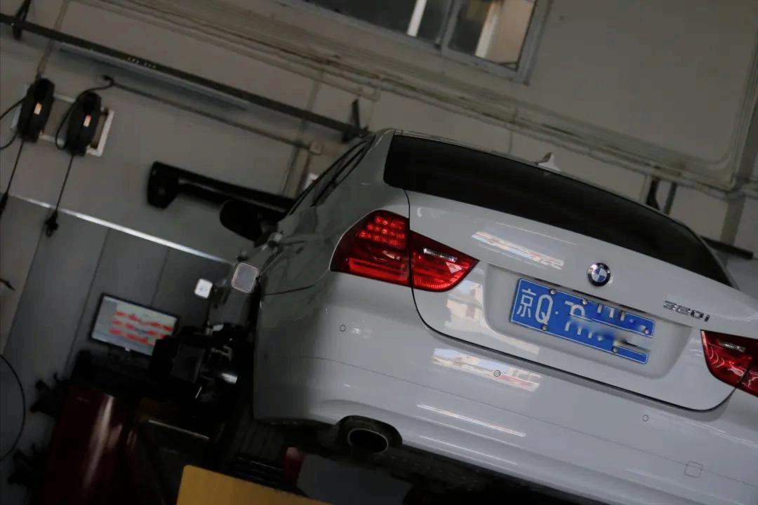 破烂不堪的废旧车变成新车的视频,宝马e90325i