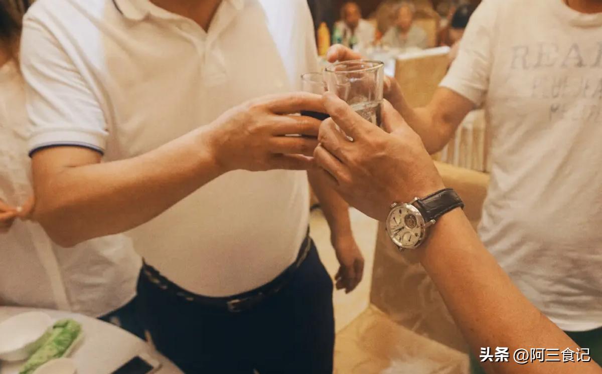 职场酒局敬酒说辞,职场新人如何在酒局敬酒