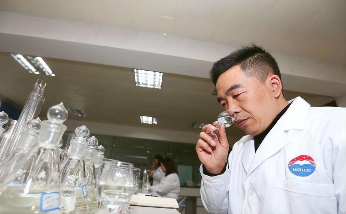 茅台酒厂怎么防止工人偷喝茅台,3000一瓶的茅台酒是什么人在喝