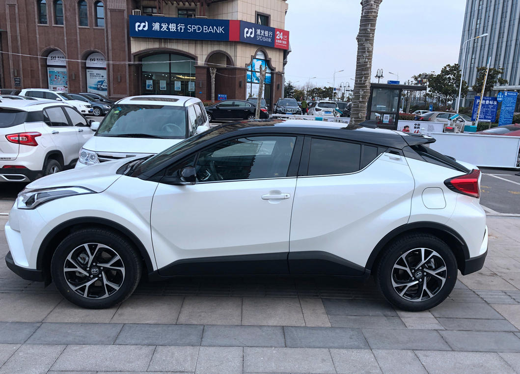 买丰田chr可以要求送什么,丰田c-hr和c-hr双擎