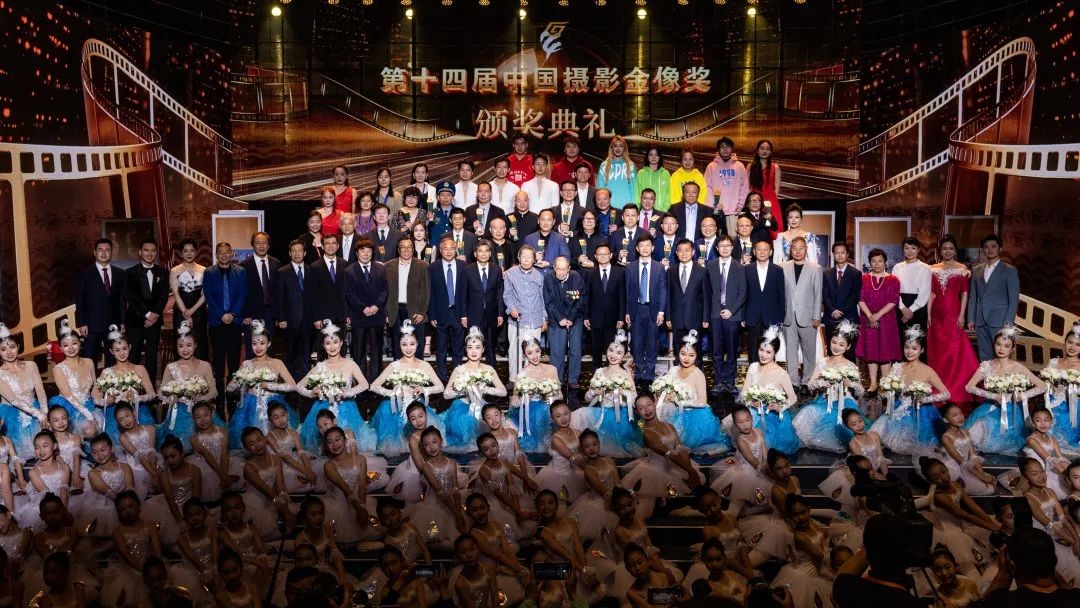 登上CCTV，任名企创始人！这2人同获“中国摄影金像奖”，还来自同一大学！