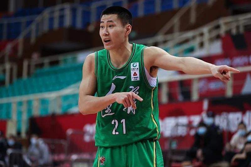 辽宁惨败广东杨鸣需调整阵容策略,蒋兴权加盟辽篮杨鸣访问