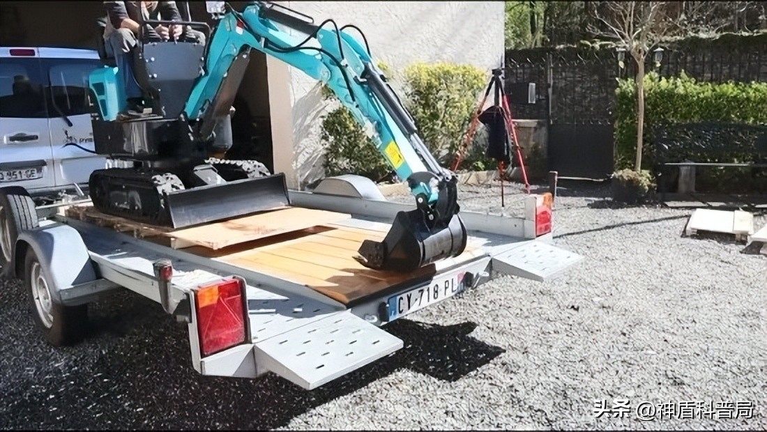 外国大爷买了一辆中国小型挖掘机,外国大爷购买中国迷你挖掘机