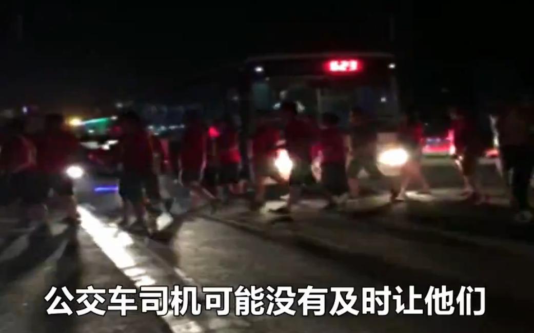 暴走团踢护栏后续,暴走团变打砸团