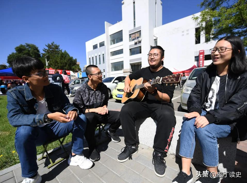 高校女厕所里的高薪兼职：过万薪水背后，是见不了光的灰色产业链