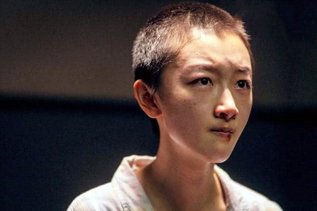 助理伺候明星捏脚,助理伺候明星跪下打伞