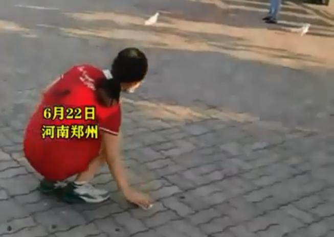 大三女生暑假兼职送外卖被刁难,高三女孩兼职外卖被嘲笑