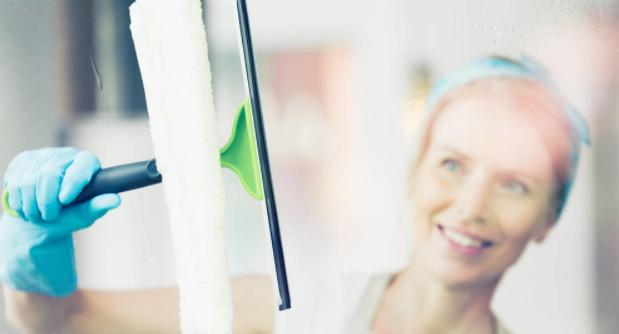 浴室玻璃怎么能不留水渍,浴室隔断玻璃上的水渍怎么去