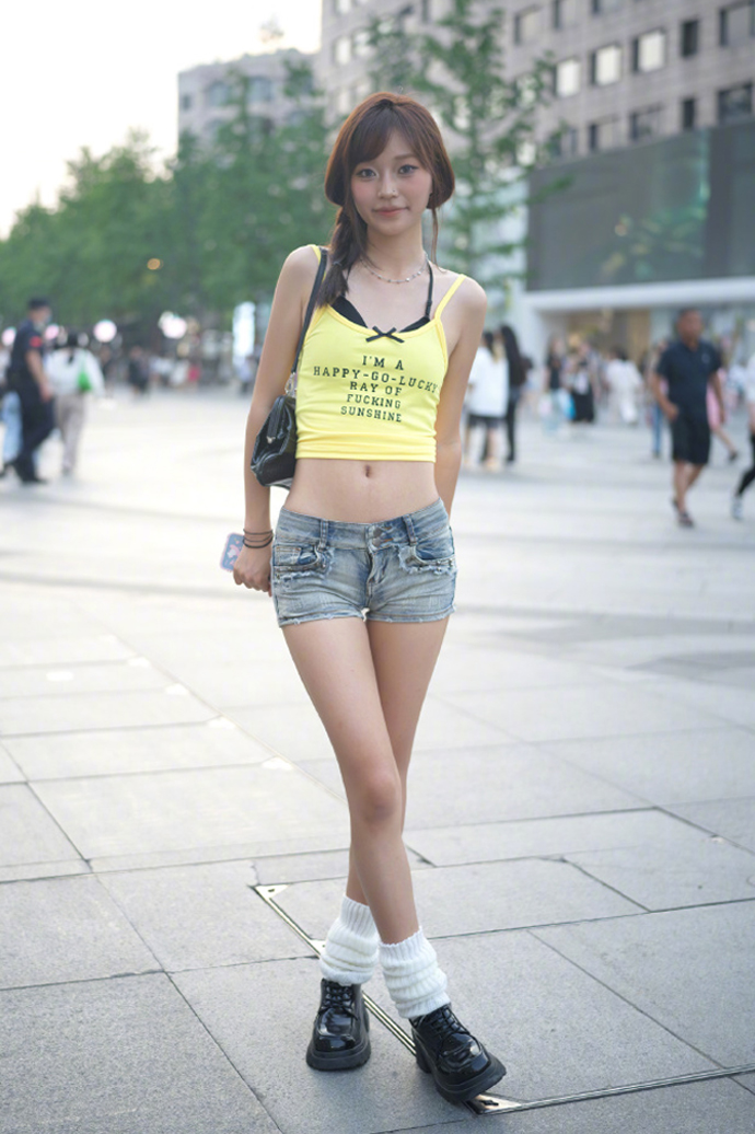 被杭州女生惊艳了,适合腿粗女生穿的中筒袜