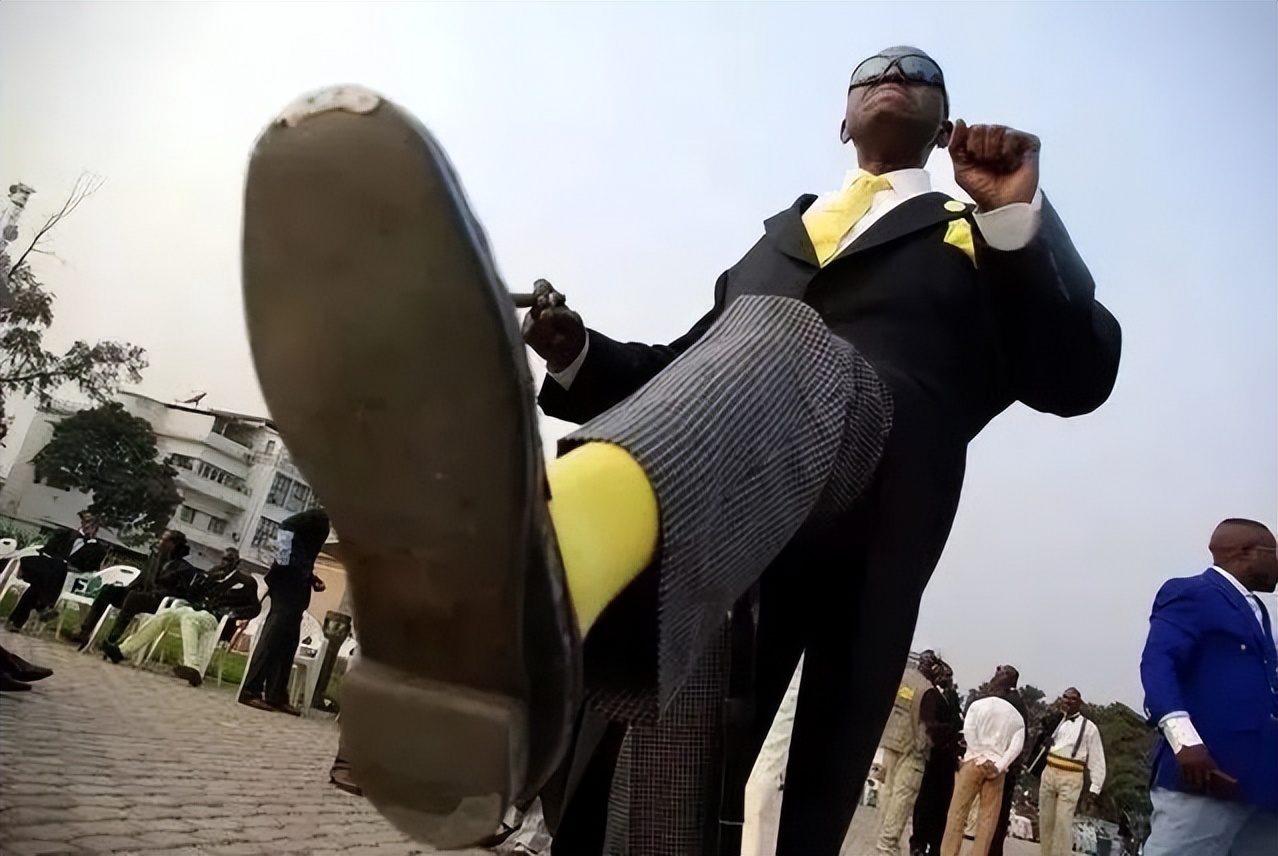 疯狂的非洲“高质量男”：为了一套衣服，不惜卖掉自己的房子