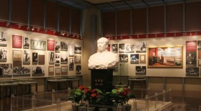 毛主席水晶棺：历时10个月完成，纯度99.9999%，3个工厂合力完成