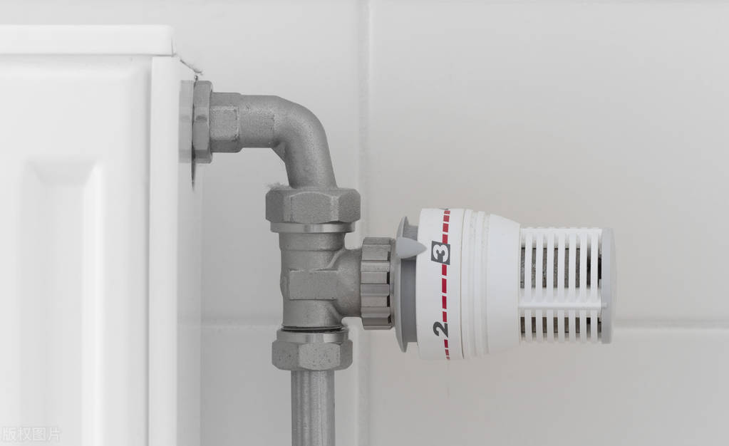 暖气热但是不散热是怎么回事,暖气不热但室内温度正常怎么处理