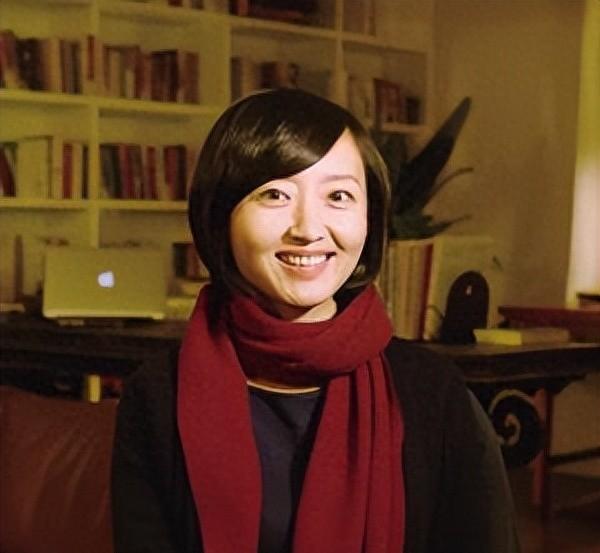 从天之骄女到卑微下跪,柴静为什么会被称为公知女神