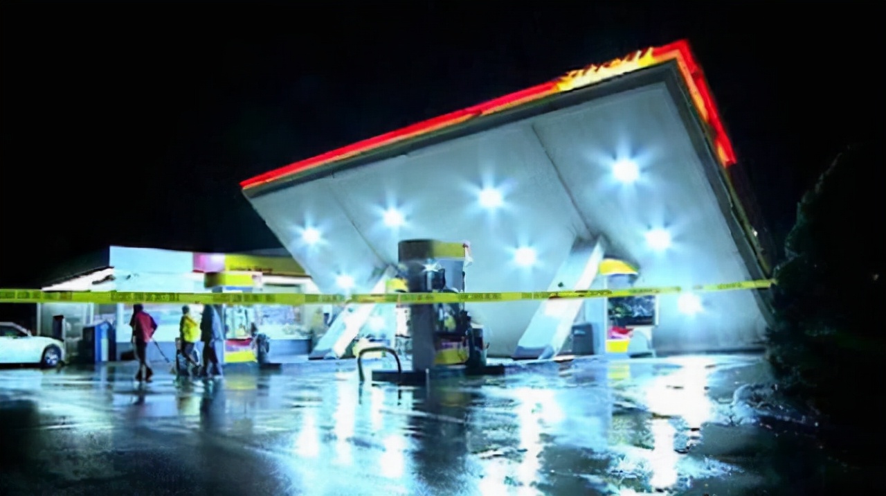 80张神奇偶然瞬间，环形闪电，海蛇和最毒石斑鱼互咬，骑骆驼拍照