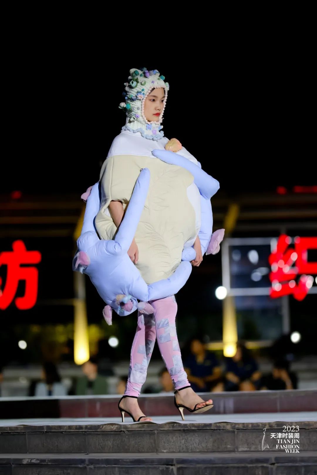 皮尔卡丹把时尚带入中国,皮尔卡丹中国服装展