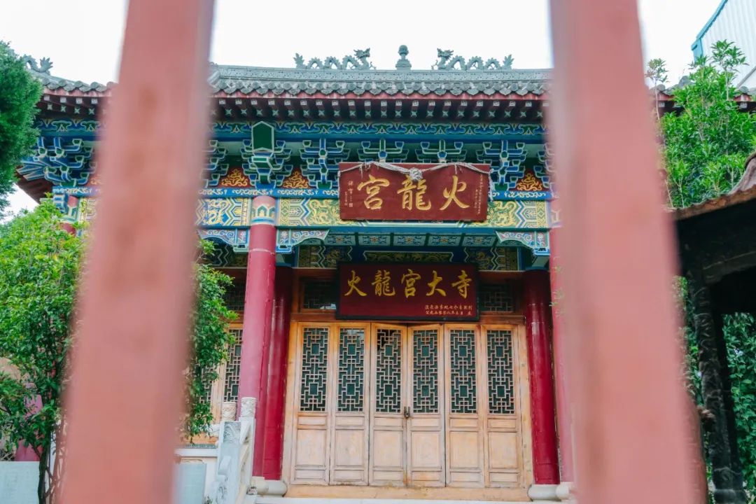 云南西部大峡谷泡温泉,云南原始森林温泉