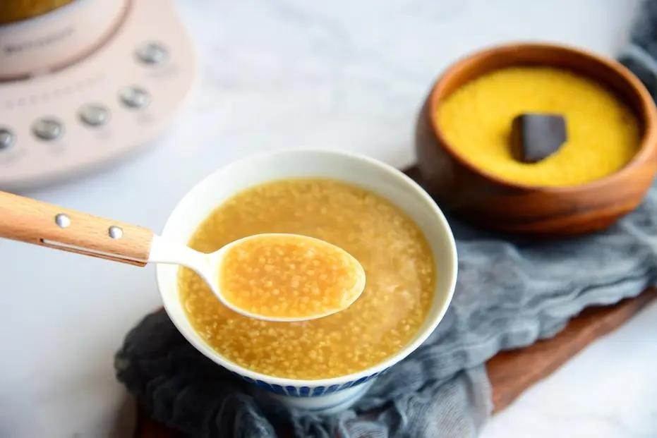 年轻人尿频还尿得多是什么原因,老年人尿频尿多正常吗