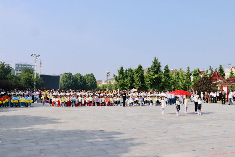 幼儿园亲子运动会主题大手牵小手,小手拉大手运动会