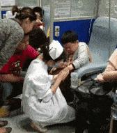 妹子的皮裤穿的真紧，有人知道妹子皮裤上的包怎么回事么，哈哈