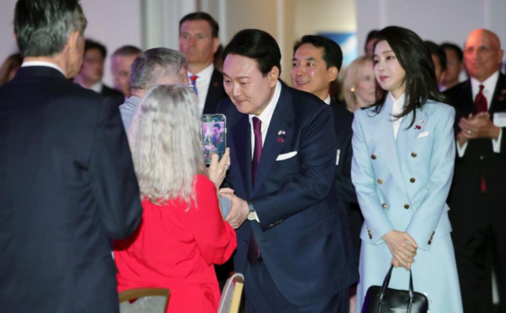 韩国第一夫人穿搭时尚,韩国第一夫人的穿衣打扮