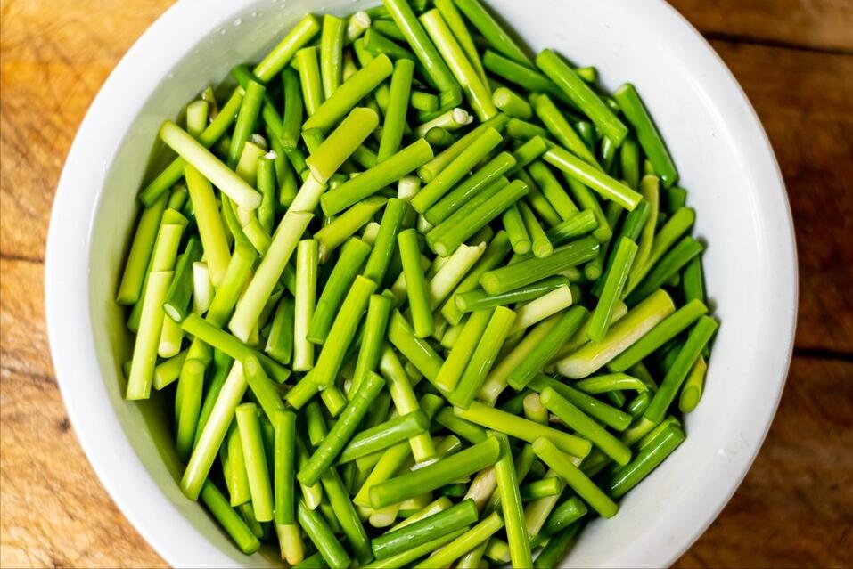 炒蒜苔时不要直接下锅炒,炒蒜苔学会这个技巧好吃又入味