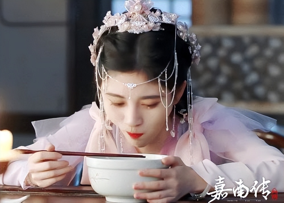 同样是演吃饭,把杨紫和杨洋、鞠婧祎放在一起看,差距就出来了