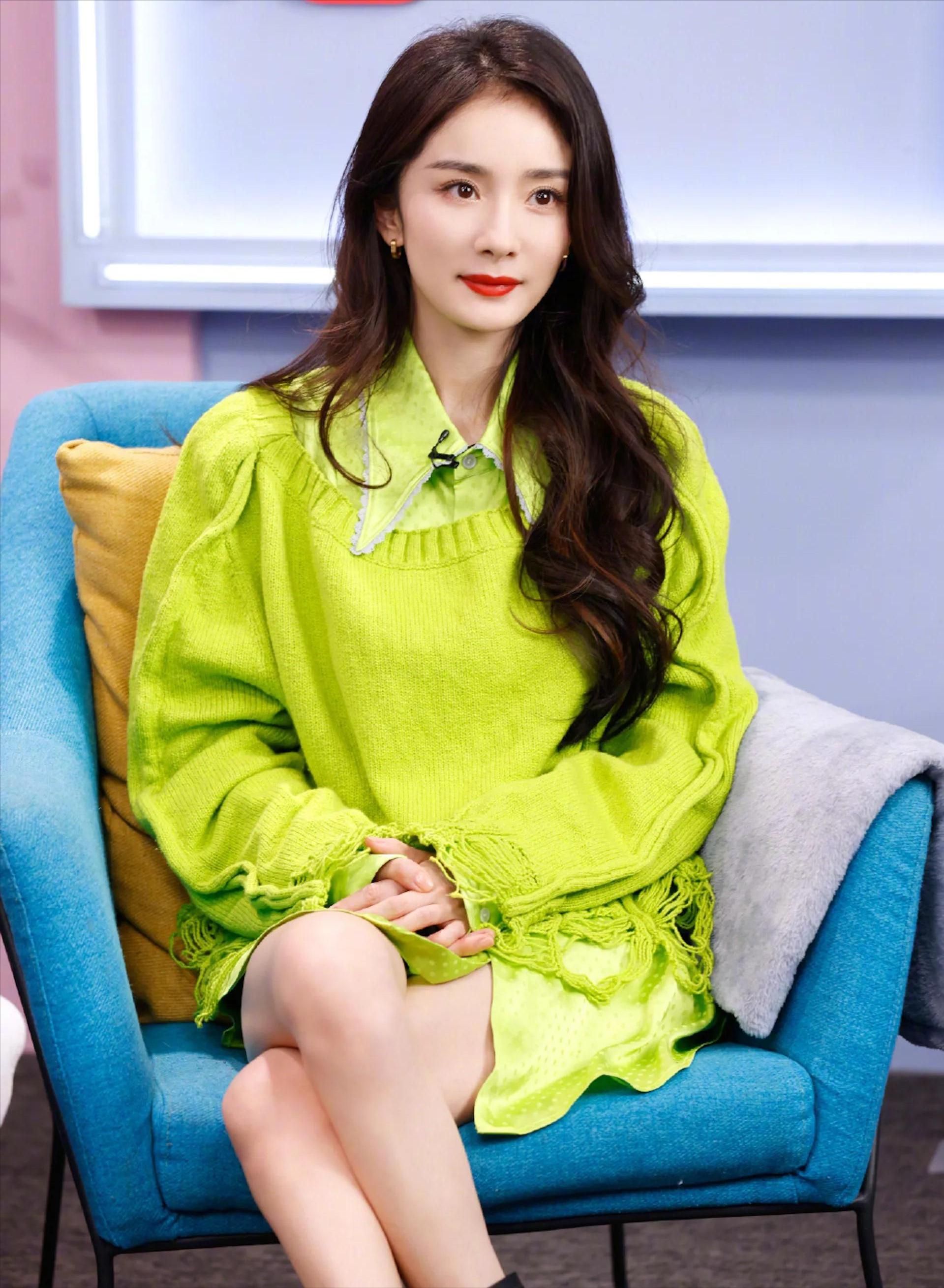 助理伺候明星捏脚,助理伺候明星跪下打伞