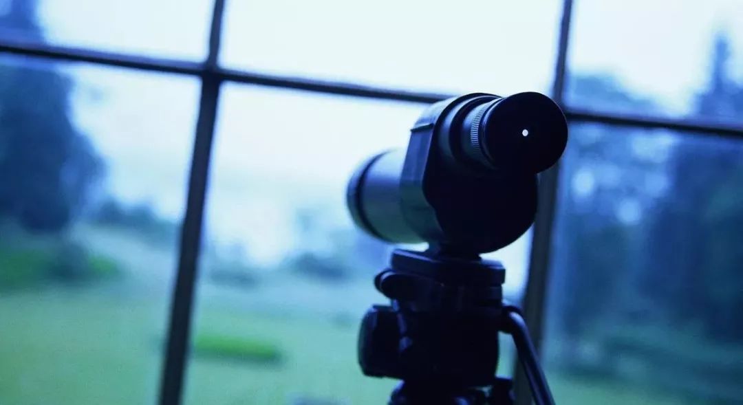 百子湾女模告诉我，晚上有人在她家门口放低温蜡烛，令我大开眼界