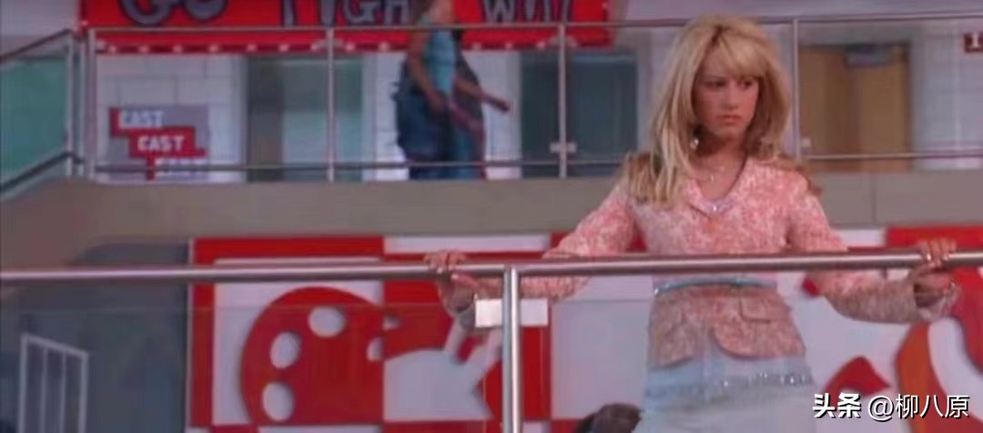 美国影片《歌舞青春》以青春为主线表达了什么？