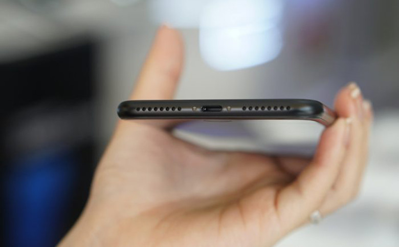 手机不充电的最好办法,手机突然开不了机充电没反应