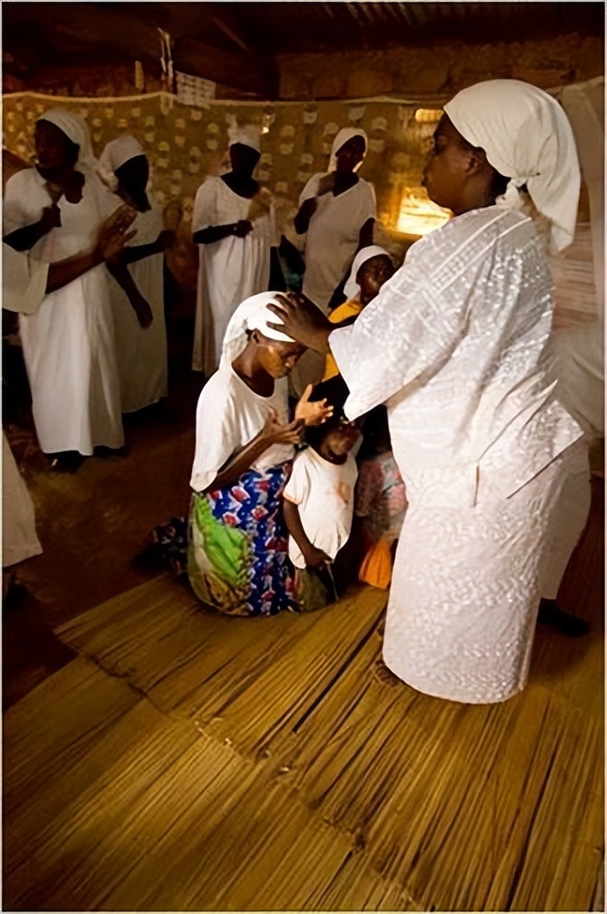 2016年，那个被白人美女喂水喝的2岁非洲小男孩，后来怎么样了？