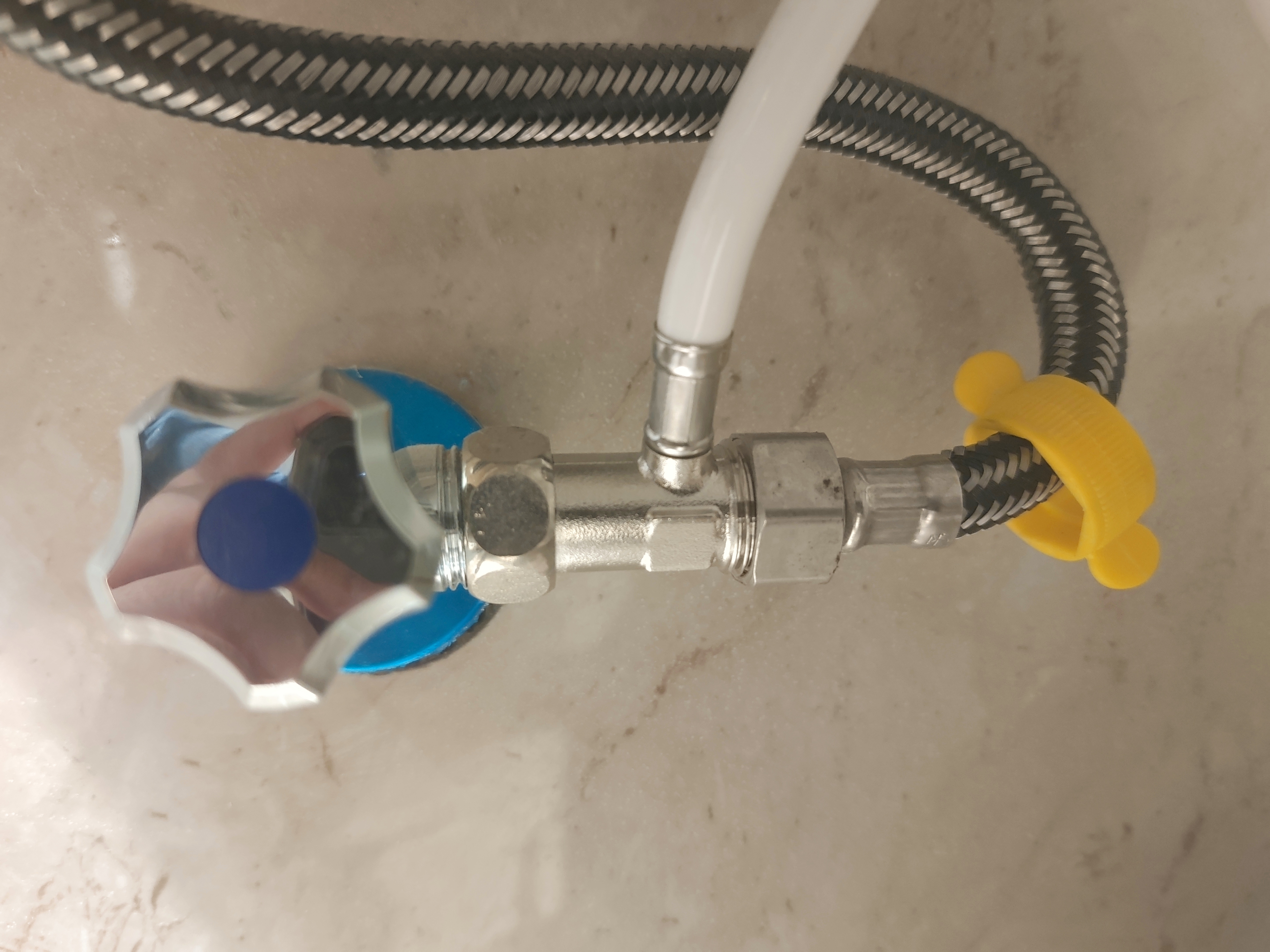 卫生间无缘无故有一滩水,老小区卫生间地面渗水